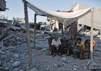 غزاويون فى مكان منزلهم المدمر بانتظار نتائج مباحثات القاهرة <br/>"رويترز"